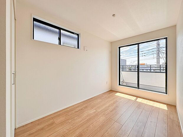 1号棟【子供部屋】お子様のお部屋にぴったりなクロークを備えたフローリング仕様の洋室です。