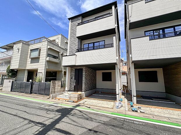1号棟【前面道路】家の前をまっすぐの通りが走っている。クルマは少なく、人々は毎朝、ウォーキング、ジョギング、犬の散歩など、フリーな朝時間を過ごしている。