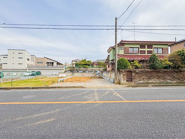 【前面道路】車の通行が少ないので、静かな住環境を維持することができます。
