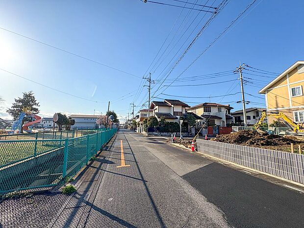 【前面道路】家の前をまっすぐの通りが走っている。クルマは少なく、人々は毎朝、ウォーキング、ジョギング、犬の散歩など、フリーな朝時間を過ごしている。