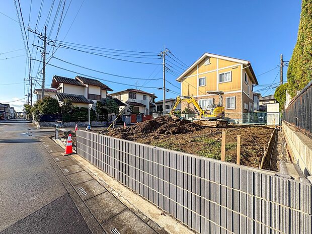 【外観】こちらの物件に少しでもご興味がありましたら、お気軽にお電話下さい。ネット上で「見えない物」「わからない事」でも、実際にご見学いただくことで、手に取るようにおわかりいただけるはずです。…