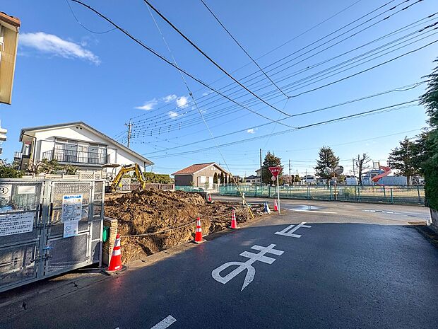 【前面道路】車の通行が少ないので、静かな住環境を維持することができます。