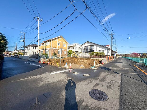 【前面道路】家の前をまっすぐの通りが走っている。クルマは少なく、人々は毎朝、ウォーキング、ジョギング、犬の散歩など、フリーな朝時間を過ごしている。