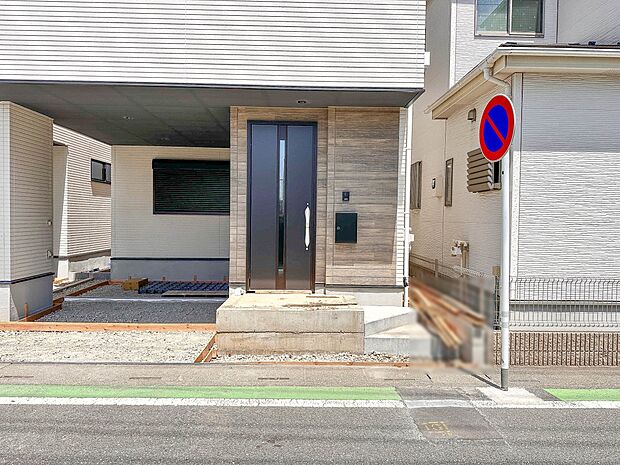 2号棟【玄関】家の顔となる玄関は、高いデザイン性が求められます。高級感と断熱性、防犯性に優れた玄関ドアを標準装備。ピッキング対策のセキュリティサムターン等、防犯に考慮しました。