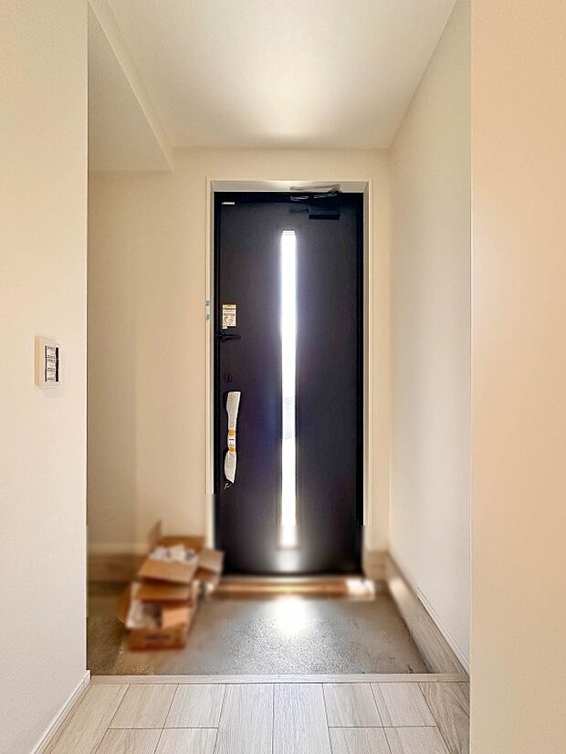2号棟【玄関】玄関はおうちの顔と言われます。玄関アプローチは、外観デザインの印象を左右します。ご家族の個性を出しながら、素敵な玄関でお客様をお迎えしてください。