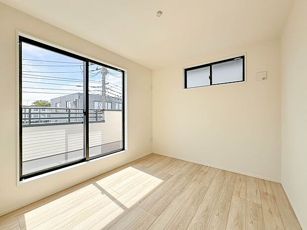 2号棟【寝室】シンプルな内装はおしゃれのポイントです。シンプルは華美より飽きがこないからです。色や模様でおしゃれ感をだす。それがシンプルイズビューティーです。