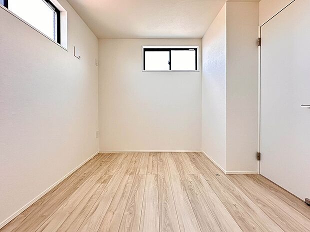2号棟【子供部屋】お子様のお部屋にぴったりなクロークを備えたフローリング仕様の洋室です。