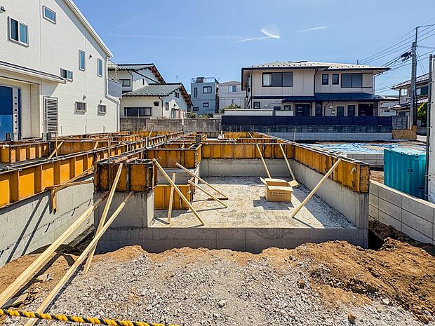 【駐車場】毎日の生活にマイカーが必須という方は、購入を検討する際、駐車場があることは大事な条件です。毎日の通勤や家族の送迎、買い物やお出かけなどクルマのある暮らしを満喫したい方は要チェック。…