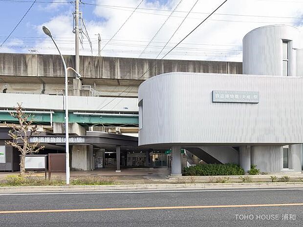 駅 850m 鉄道博物館駅(埼玉新都市交通伊奈線(ニューシャトル)の大宮駅の次の駅。鉄道博物館へは徒歩約1分です。車いす対応トイレ、車いす用改札口、エレベーター、コインロッカーなど設けられて…