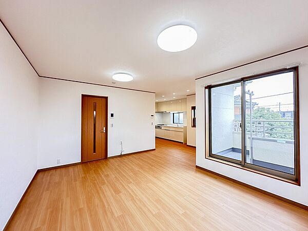 【リビングダイニング】シンプルなデザインの家は風情がある。住む人のこだわりを感じる。外観も内装もいたってシンプル。居心地がよく、家事や趣味、子育てなどにも集中できる。家も人間も熟成するほどシ…