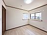 子供部屋：【子供部屋】お子様のお部屋にぴったりなクロークを備えたフローリング仕様の洋室です。
