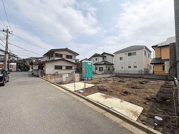 【前面道路】車の通行が少ないので、静かな住環境を維持することができます。