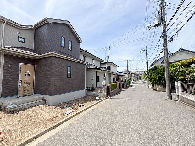【前面道路】車の通行が少ないので、静かな住環境を維持することができます。