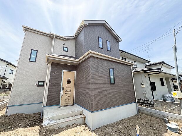 【外観】家族の温かさと陽光の暖かさ、楽しい毎日と明るい未来を予感させる「空間が織り成すひとつ先の住み心地」を演出します。