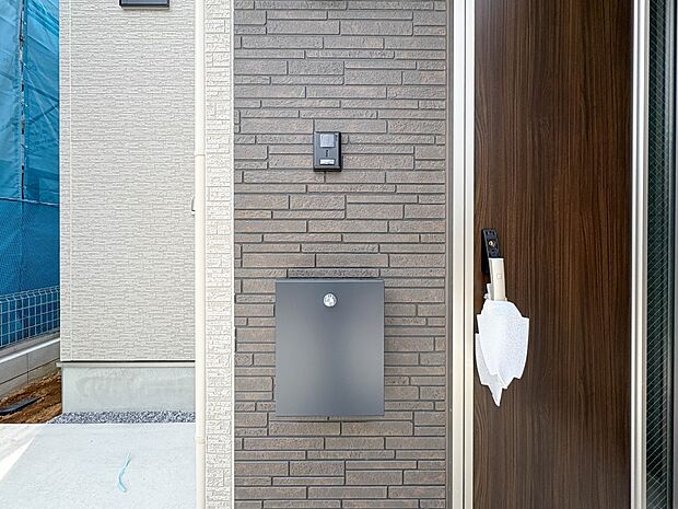 【郵便受け】郵便物には、ご家族の情報やクレジットカード・銀行口座情報など、個人情報が満載です。鍵付きのポストが、ご家族の個人情報をしっかりと守ります。