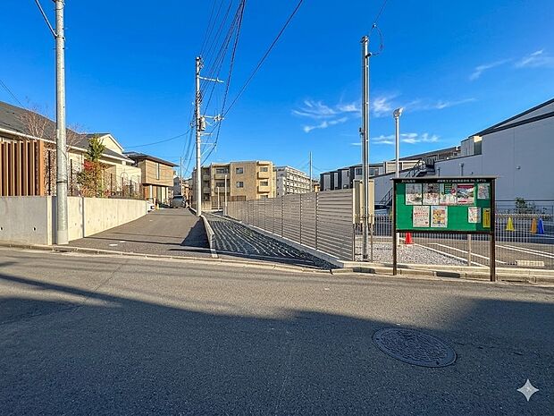 【前面道路】家の前をまっすぐの通りが走っている。クルマは少なく、人々は毎朝、ウォーキング、ジョギング、犬の散歩など、フリーな朝時間を過ごしている。