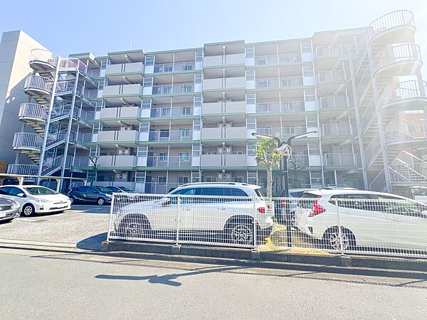 【外観】家族の温かさと陽光の暖かさ、楽しい毎日と明るい未来を予感させる「空間が織り成すひとつ先の住み心地」を演出します。