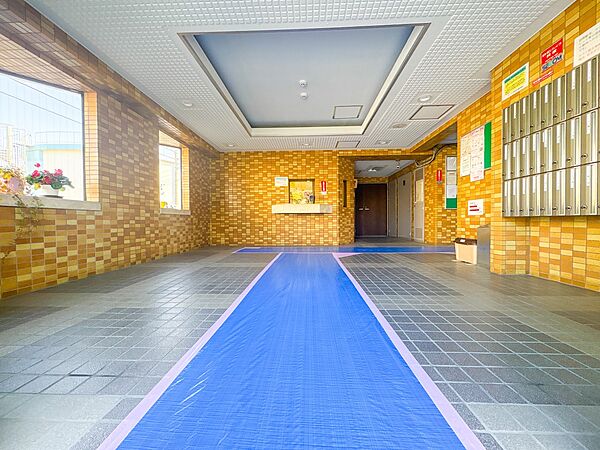 【ロビー】エントランスホール近くに設けられるロビーは「来客があった時簡単に用事を済ます場」として使われるようです。来客が多い人にとっては自宅に通さず用事が済む「便利」な場所です。