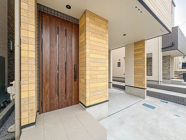 3号棟【玄関】家の顔となる玄関は、高いデザイン性が求められます。高級感と断熱性、防犯性に優れた玄関ドアを標準装備。ピッキング対策のセキュリティサムターン等、防犯に考慮しました。