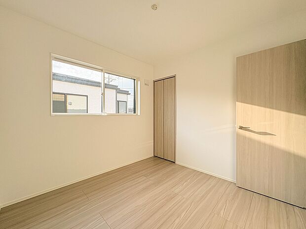 3号棟【5.7帖 子供部屋】クロークを備えたフローリング仕様の洋室です。