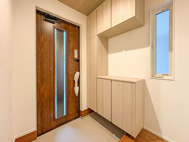 5号棟【玄関】大型のシューズボックスには靴やブーツ、サンダルはもちろん、ハンカチや手袋、バック類などのお出かけ用品、印鑑や朱肉なども収納可能です。