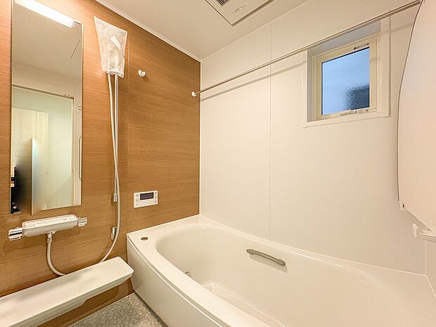 5号棟【浴室】きっとあなたのバスタイムも単なる習慣から特別な時間に変わるはず。一日の汚れとともに疲れを洗い流し、眠りに就く前の大事なリラックスタイムを演出