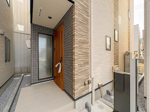 2号棟【玄関】家の顔となる玄関は、高いデザイン性が求められます。高級感と断熱性、防犯性に優れた玄関ドアを標準装備。ピッキング対策のセキュリティサムターン等、防犯に考慮しました。