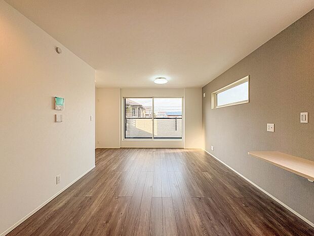 2号棟【LDK15.9帖】リビングルームの窓を開けると心地よい南風が入ってくる。キッズルームの窓を開けるとやさしい微風が入ってくる。家の中に風の道がある。風を生活の中で体験できる家。