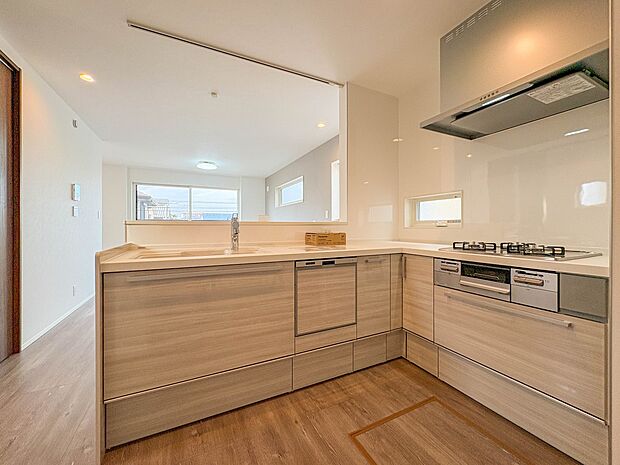 2号棟【キッチン】ナチュラルな自然光の中での調理。会話が弾む対面型キッチン。お洒落な食器類を余裕で収納できるスペース。動きやすい女性目線のキッチン動線。これからはお料理をつくる時間が劇的に変…