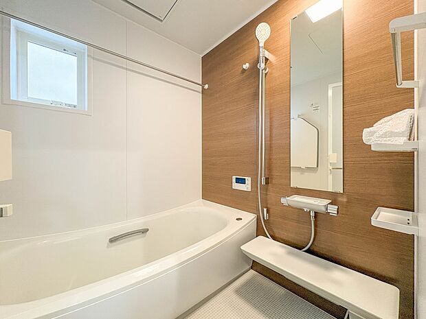 2号棟【浴室】きっとあなたのバスタイムも単なる習慣から特別な時間に変わるはず。一日の汚れとともに疲れを洗い流し、眠りに就く前の大事なリラックスタイムを演出