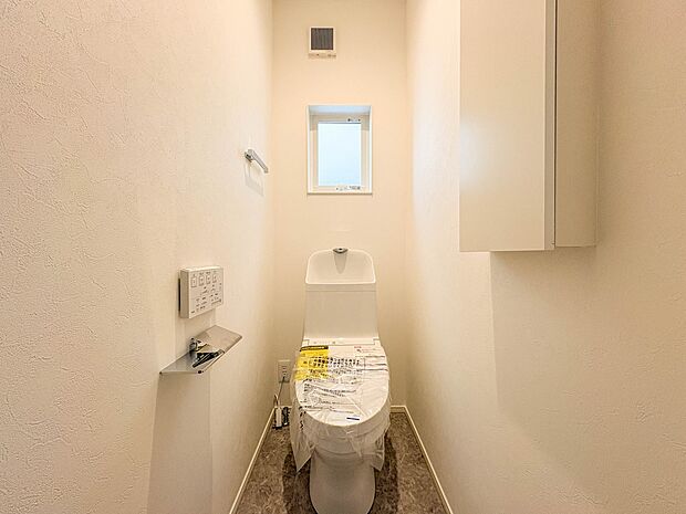 2号棟【トイレ】トイレ・ウォシュレット付。快適で衛生的な洗浄機能付温水シャワートイレです。