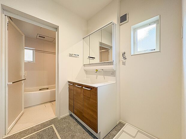 2号棟【洗面台】十分な大きさの洗面台は、身だしなみチェックや歯磨きなど、朝の慌ただしい時間でもホテルライクなスペースで余裕とゆとりを感じて頂けます。