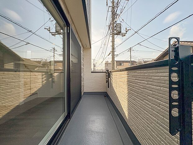 2号棟【バルコニー】朝の澄んだ空気や、夕方に吹く清々しい風を五感で感じられるバルコニー。屋外にあって、住まいの中でも本当の自然を感じられるスペースです。