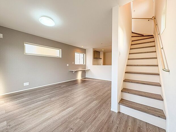 2号棟【手すり付き階段】手すりがないと階段の昇り降りで危険なことはもちろん、壁に手をつきながら歩くことで壁紙が汚れやすくなります。すべての方に快適に昇り降りしていただくため、手すりを設置しま…