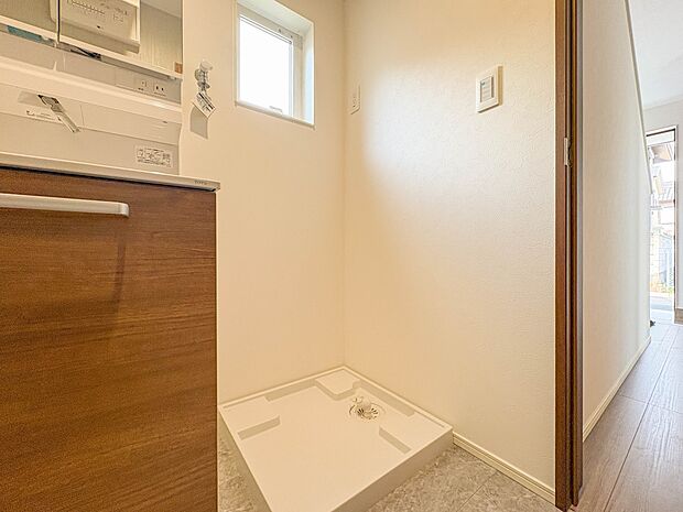 2号棟【脱衣所】脱衣所、洗面所は小さなプライベートスペース。歯磨き、洗顔と毎日施す個人空間。