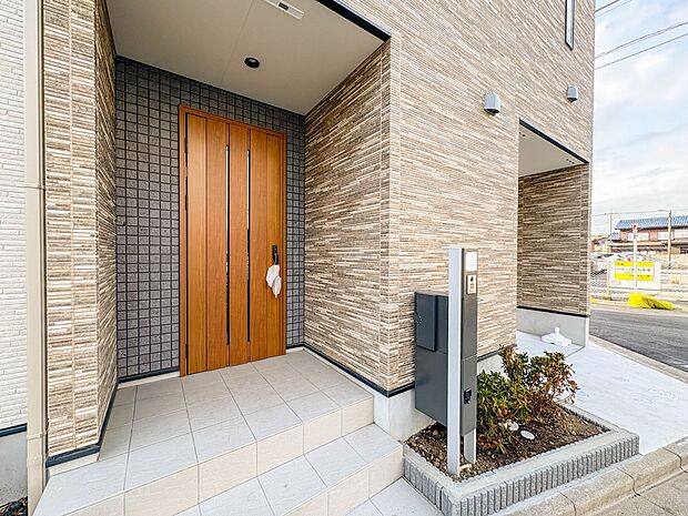 4号棟【玄関】家の顔となる玄関は、高いデザイン性が求められます。高級感と断熱性、防犯性に優れた玄関ドアを標準装備。ピッキング対策のセキュリティサムターン等、防犯に考慮しました。