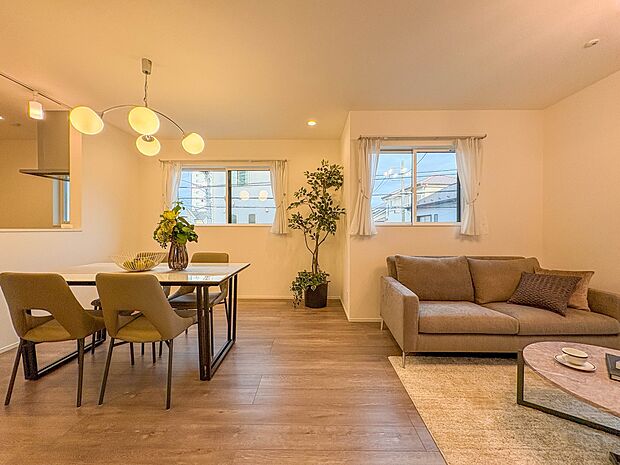 4号棟【LDK16.6帖】リビングルームの窓を開けると心地よい南風が入ってくる。キッズルームの窓を開けるとやさしい微風が入ってくる。家の中に風の道がある。風を生活の中で体験できる家。