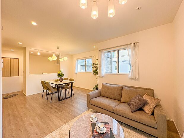 4号棟【LDK16.6帖】うららかな陽射しがどのお部屋にも降り注ぎますように、快適さを追求した間取設計。得難い立地環境での生活を恵みの豊かな永住の地へと変えてくれます。