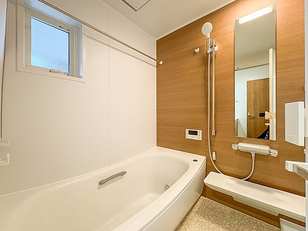 4号棟【浴室】きっとあなたのバスタイムも単なる習慣から特別な時間に変わるはず。一日の汚れとともに疲れを洗い流し、眠りに就く前の大事なリラックスタイムを演出