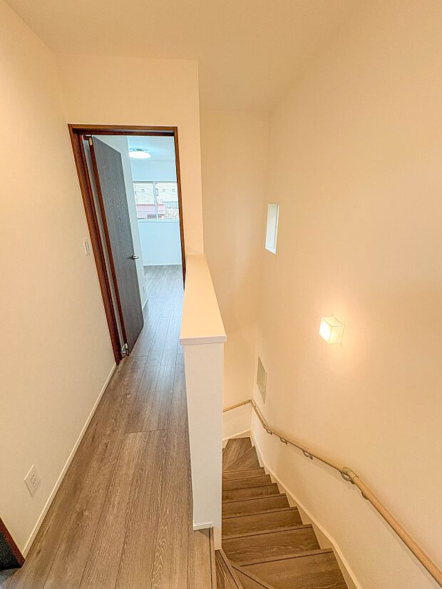 4号棟【手すり付き階段】手すりがないと階段の昇り降りで危険なことはもちろん、壁に手をつきながら歩くことで壁紙が汚れやすくなります。すべての方に快適に昇り降りしていただくため、手すりを設置しま…