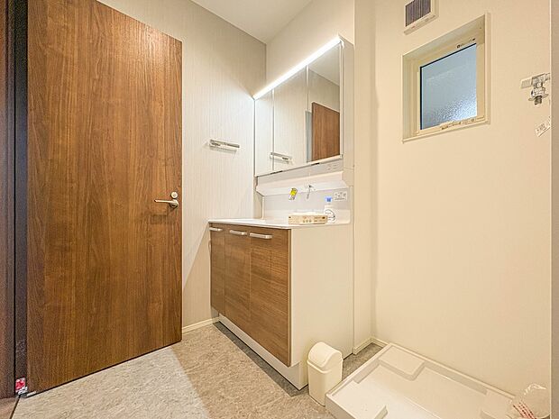 4号棟【脱衣所】脱衣所、洗面所は小さなプライベートスペース。歯磨き、洗顔と毎日施す個人空間。