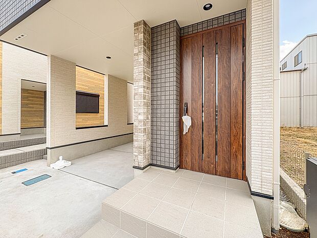 1号棟【玄関】家の顔となる玄関は、高いデザイン性が求められます。高級感と断熱性、防犯性に優れた玄関ドアを標準装備。ピッキング対策のセキュリティサムターン等、防犯に考慮しました。