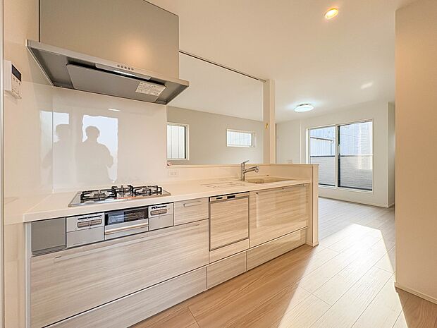 1号棟【キッチン】ナチュラルな自然光の中での調理。会話が弾む対面型キッチン。お洒落な食器類を余裕で収納できるスペース。動きやすい女性目線のキッチン動線。これからはお料理をつくる時間が劇的に変…