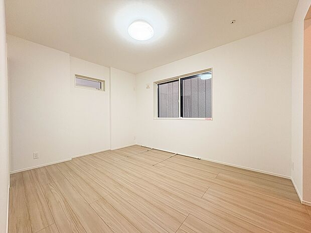 1号棟【5帖 納戸】大きな窓からたっぷりと陽光が注がれる明るい空間。