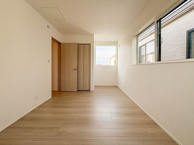 1号棟【6帖 子供部屋】クロークを備えたフローリング仕様の洋室です。