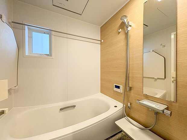 1号棟【浴室】きっとあなたのバスタイムも単なる習慣から特別な時間に変わるはず。一日の汚れとともに疲れを洗い流し、眠りに就く前の大事なリラックスタイムを演出