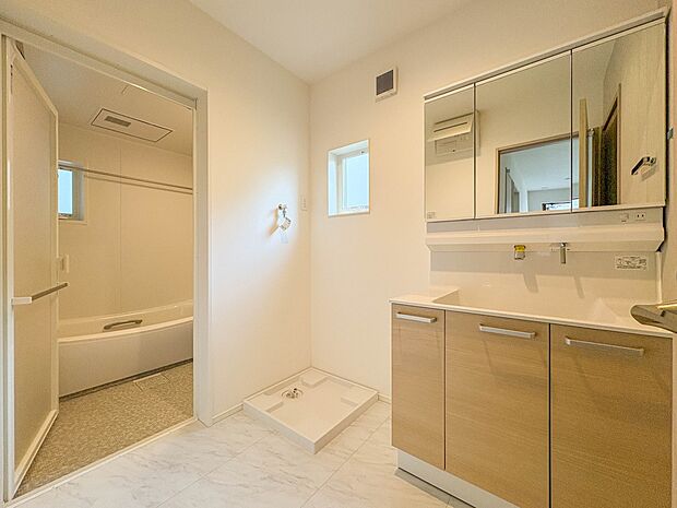 1号棟【洗面台】十分な大きさの洗面台は、身だしなみチェックや歯磨きなど、朝の慌ただしい時間でもホテルライクなスペースで余裕とゆとりを感じて頂けます。