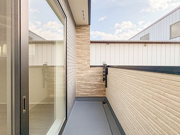 1号棟【バルコニー】朝の澄んだ空気や、夕方に吹く清々しい風を五感で感じられるバルコニー。屋外にあって、住まいの中でも本当の自然を感じられるスペースです。