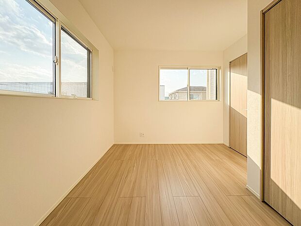 1号棟【5.2帖 洋室】柔らかな陽光とフローリングの色味が調和した快適な空間。
