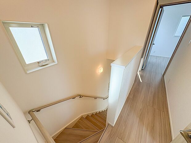 1号棟【手すり付き階段】手すりがないと階段の昇り降りで危険なことはもちろん、壁に手をつきながら歩くことで壁紙が汚れやすくなります。すべての方に快適に昇り降りしていただくため、手すりを設置しま…